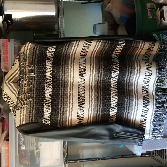 Aztec style Boho jacket with leather sleeves - Picture 4 of 4